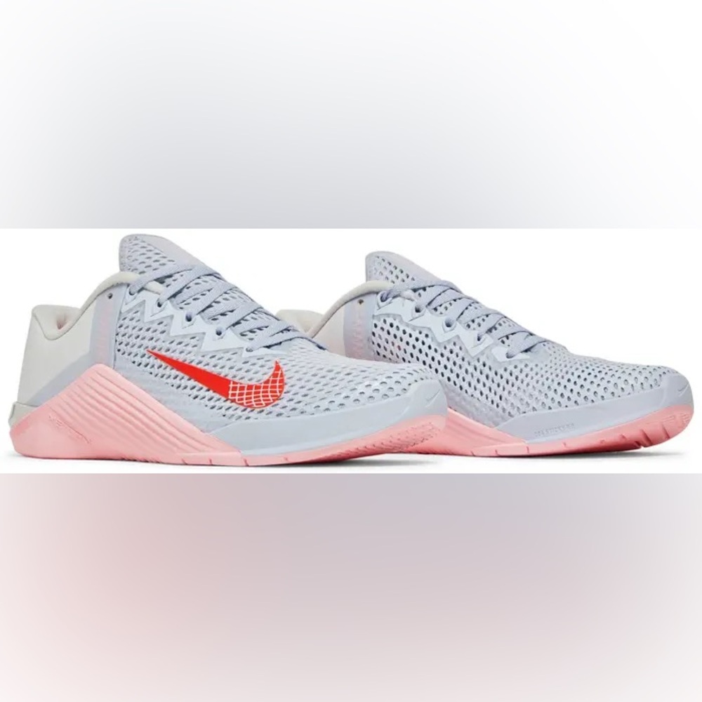 New Wmns Metcon ‘Football Grey Arctic Punch'